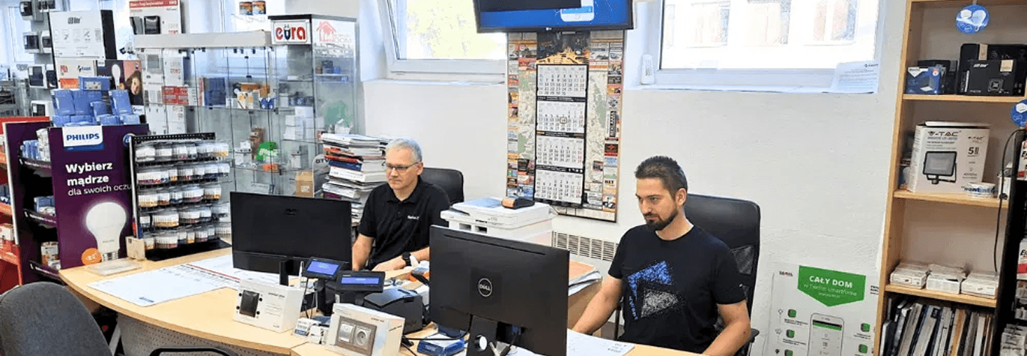 Pracownicy firmy Kwant rozmawiający przy stole