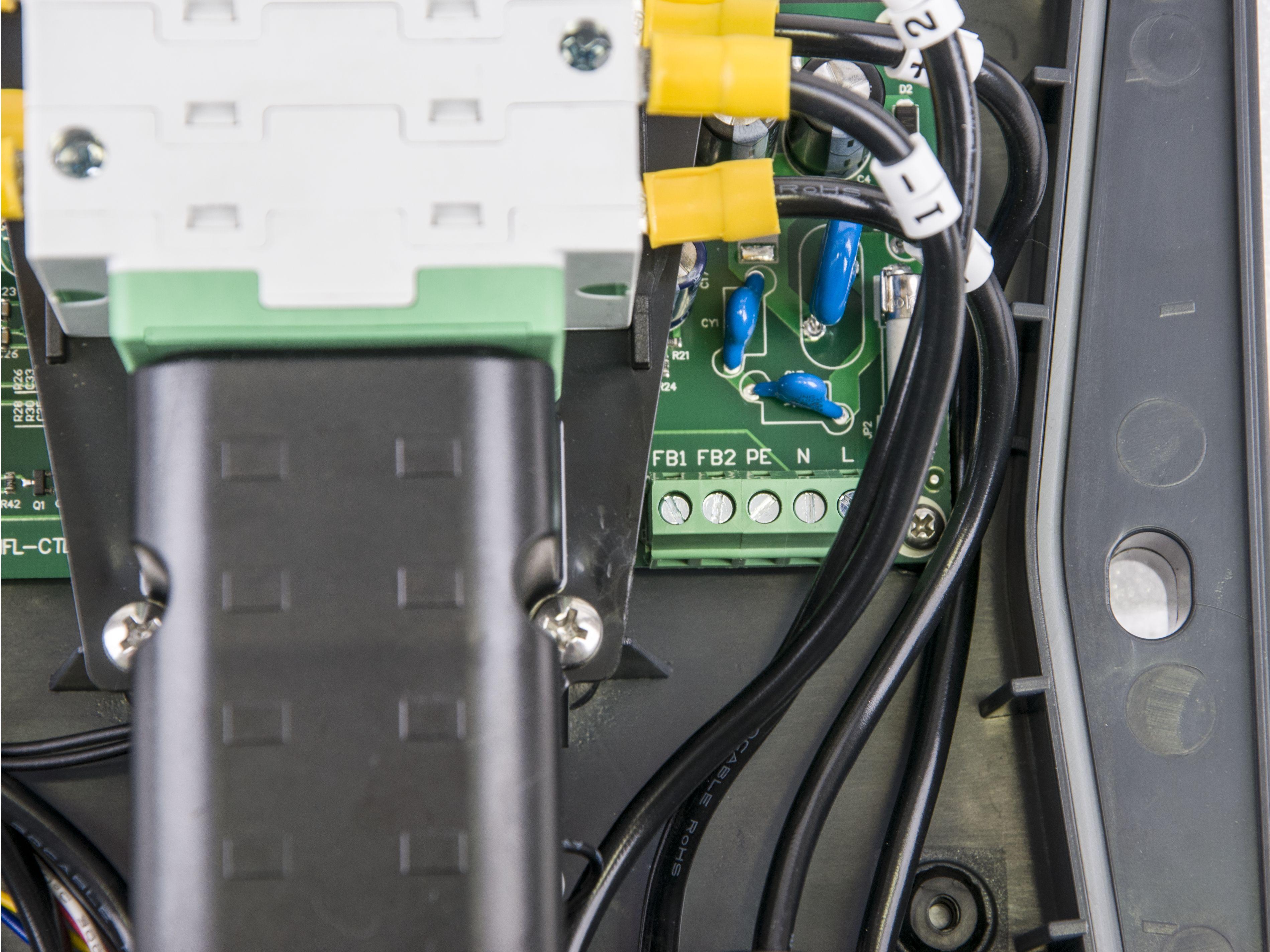 Przeciwpożarowy wyłącznik bezpieczeństwa 2 stringi do instalacji fotowoltaicznych PV PEFS-EL40H-4 2MPPT PROJOY-8